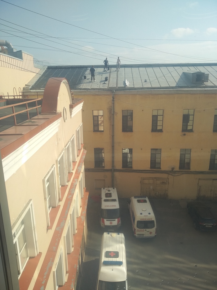 Посмотрите - вот он без страховки идет