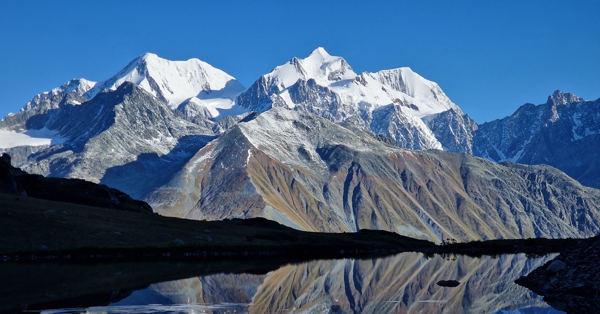 Mountains in kazakhstan. Белуха Алтай. Гора Белуха. Белуха гора вершина. Белуха гора Алтай вершины.