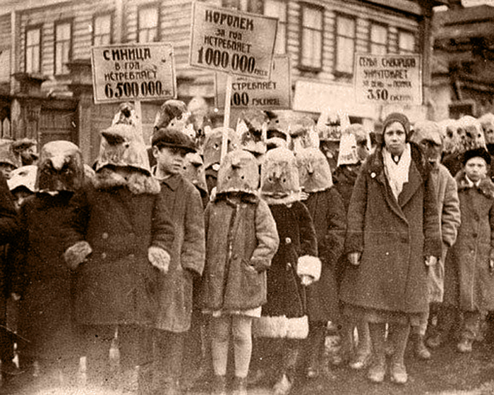 Демонстрация в защиту полезных птиц. СССР, 1934 год