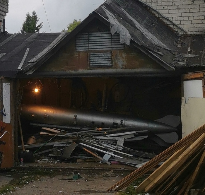 Прохожу такой сегодня мимо гаражей...