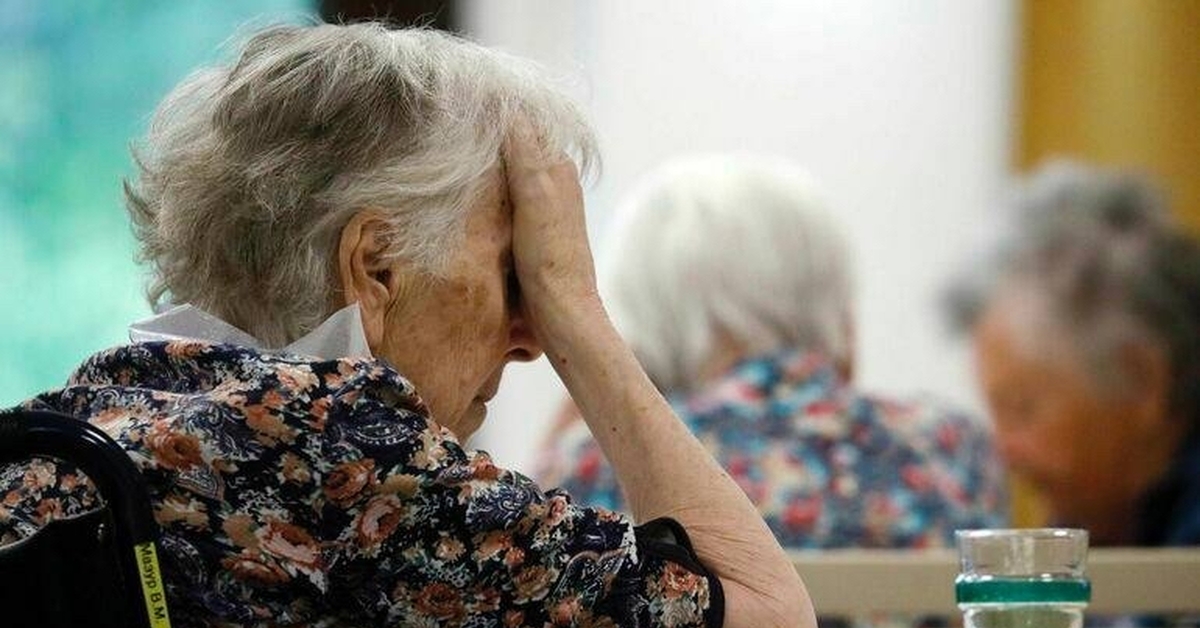 Ухудшение памяти врач. Встреча пенсионеров. Фото пожилых людей. Человек с деменцией. Деменция.