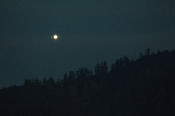Юпитер со своими спутниками в предгорьях Алтая