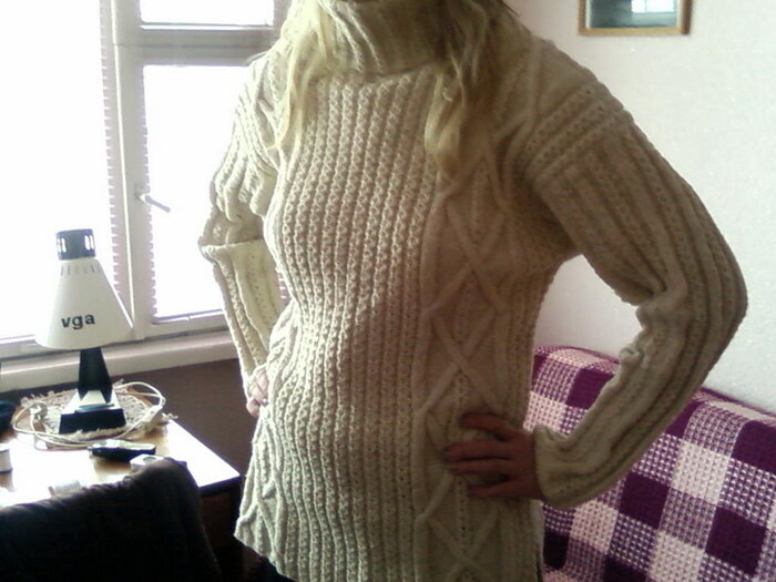 Белый свитер