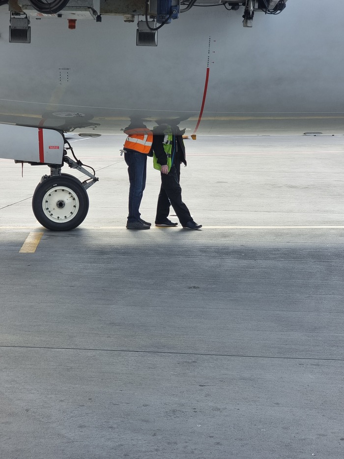 Самолету приделали ноги