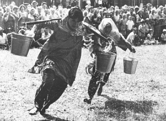 Бег с ведрами на коромыслах, праздник «Сабантуй», Казань, 1965 год