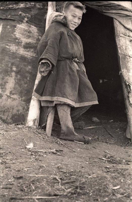 Мальчик в малице у входа в чум, 1954