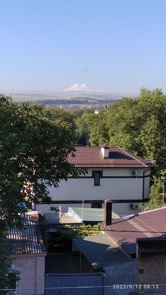 А из нашего окошка видно гор совсем немножко)
