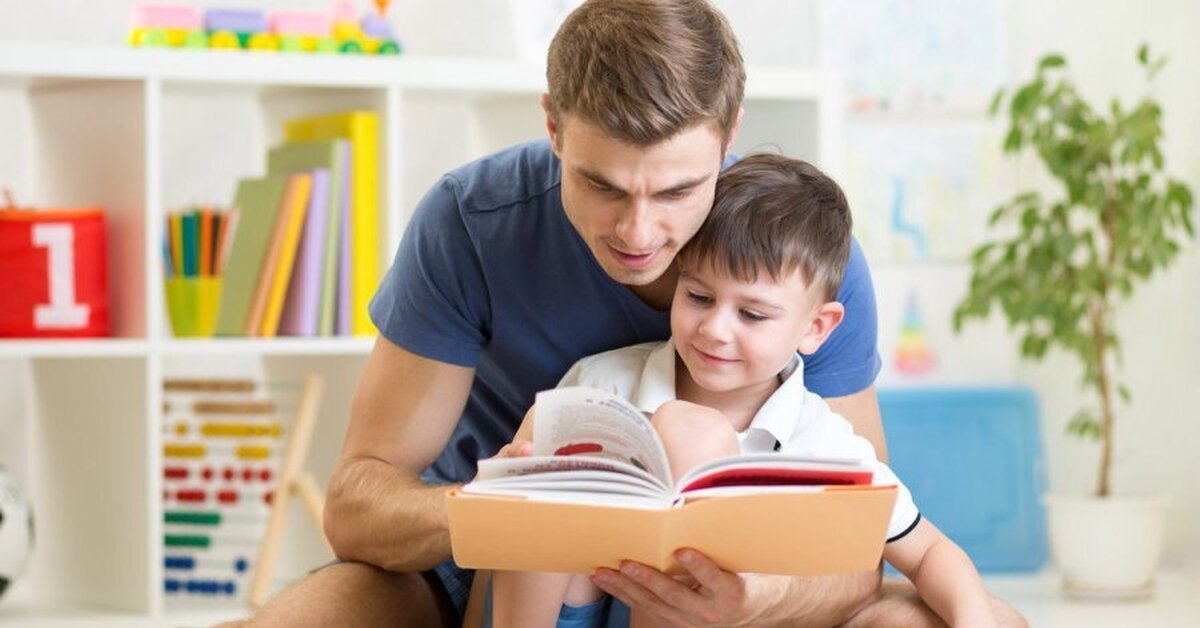 Семья читает книгу картинка. Чтение для детей. Дети читают. Чтение родителей и детей. Совместное чтение с ребенком.