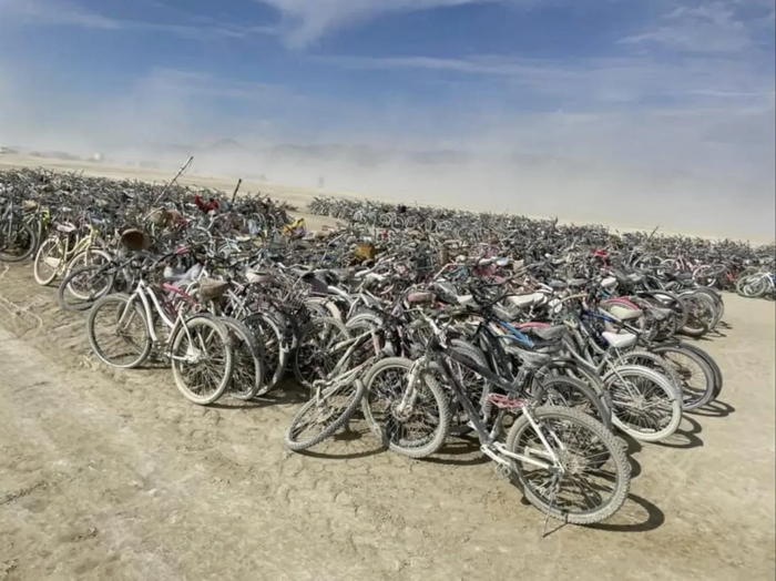 Брошенные после "Burning Man" велосипеды Burning Man, Велосипед, Фотография