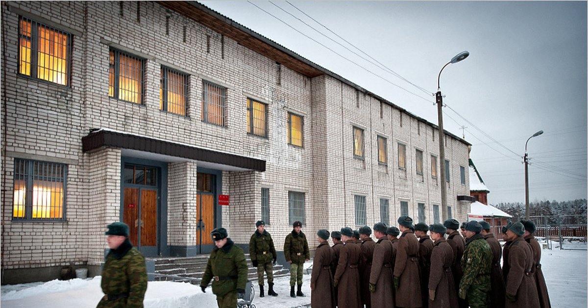 Находится в воинской части. Поселок Мулино дисбат. Мулино Нижегородская область дисбат. Мулино дисбат гауптвахта.