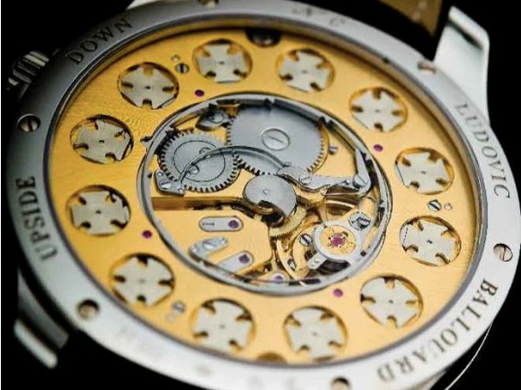 Часы с перевернутым циферблатом. Все числа и цифры вверх ногами - кроме ...