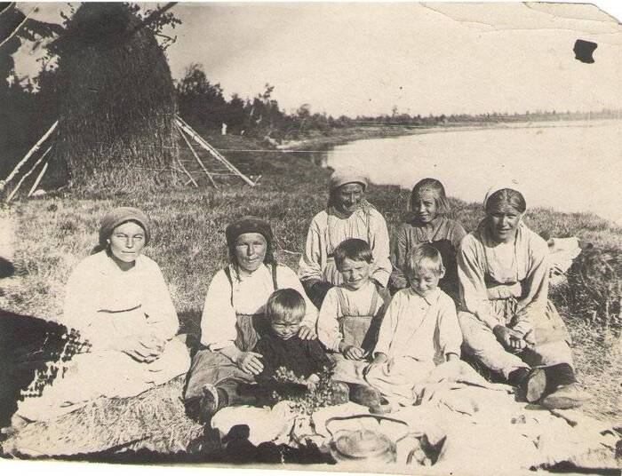 Сенокос. На оборотной стороне надпись Филипповой Лукерье Павловне. Августа 28 1936 г