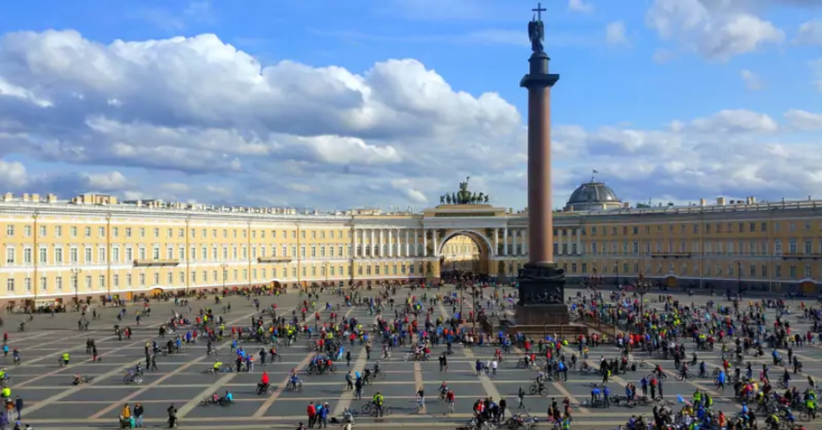 Санкт петербург площадь. Дворцовая площадь в Санкт-Петербурге. Дворцовая площадь в Санкт-Петербурге Эрмитаж. Дворцовая площадь и Александровская колонна в Санкт-Петербурге. Дворецкая площадь Питер.