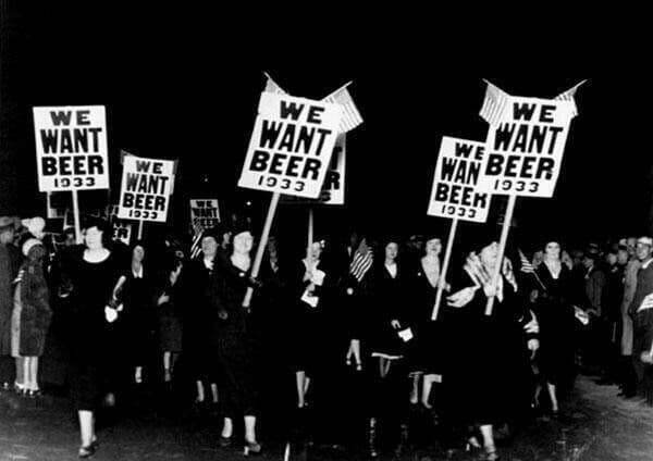 &quot;Мы хотим пива!&quot;. Женская демонстрация за отмену &quot;сухого закона&quot;, США, 1933г