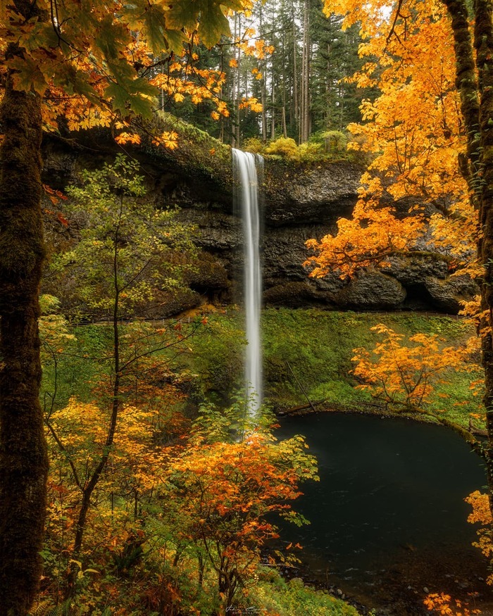 Живописный водопад