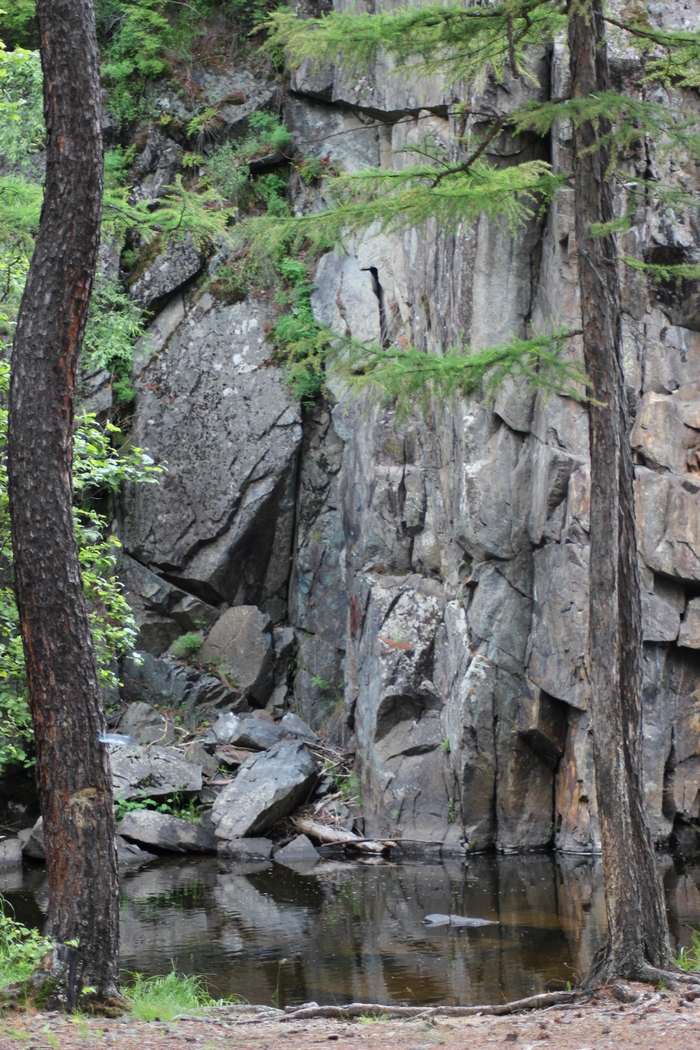 Скалы, вода и лиственница