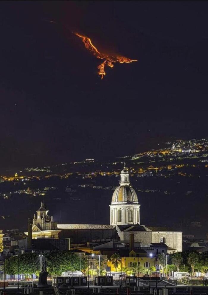 Похоже на полет Феникса, но это просто извержение вулкана Этна Феникс, Показалось, Вулкан Этна, Фотография, Извержение, Повтор