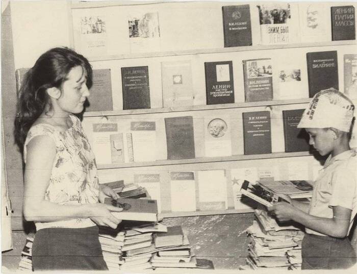 В библиотеке Игмасского клуба лесозаготовителей. 1968