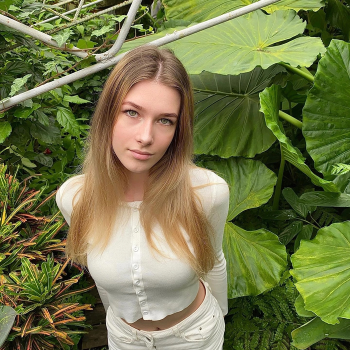 Девушка с лопухом