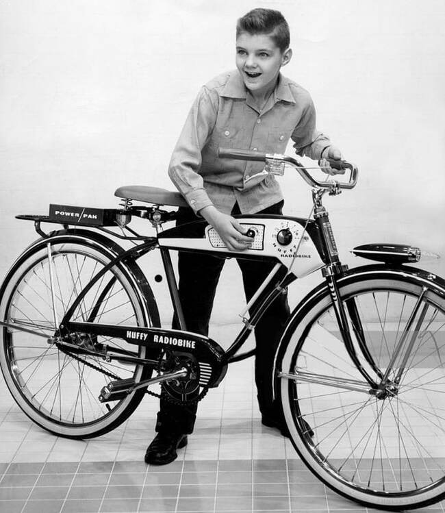 Мальчик с новеньким радио-байком Huffy на Американской международной ярмарке игрушек. Нью-Йорк, 1955 год