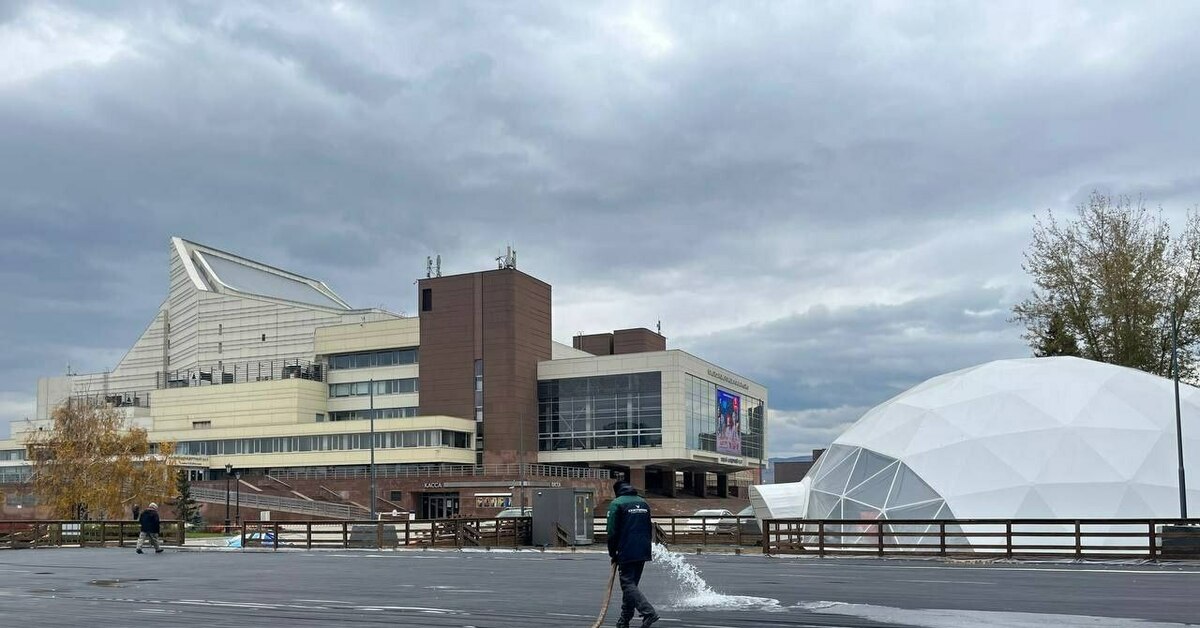 Каток универс красноярск. Каток на стрелке Красноярск. Каток на БКЗ Красноярск. Каток на мира Красноярск. Каток возле БКЗ.