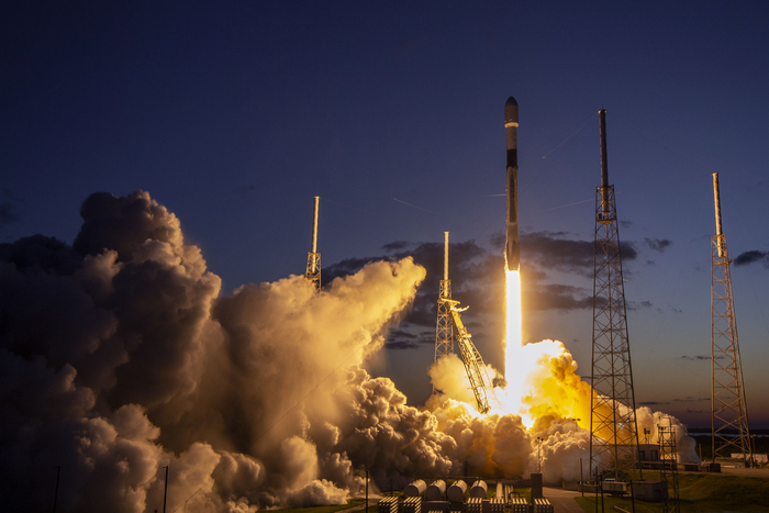 Готовится к старту SpaceX Falcon 9 Block 5/ Eutelsat Hotbird 13F SpaceX, Запуск ракеты, Ракета, Космос, Спутниковая связь, Esa, Airbus, Длиннопост