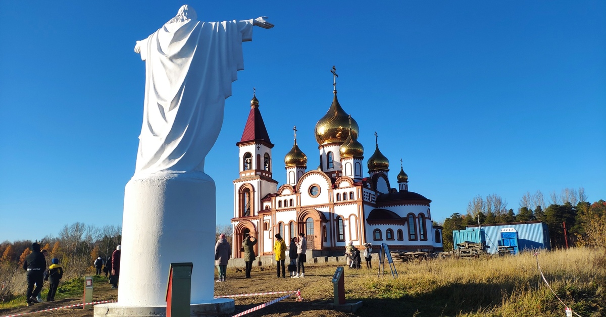 Статуя иисуса в красноярске. Статуя Иисуса Христа в Красноярске. Статуя Иисуса Христа в Красноярске в Академгородке. Статуя в Академгородке Красноярск. Иисус Христос Красноярск.