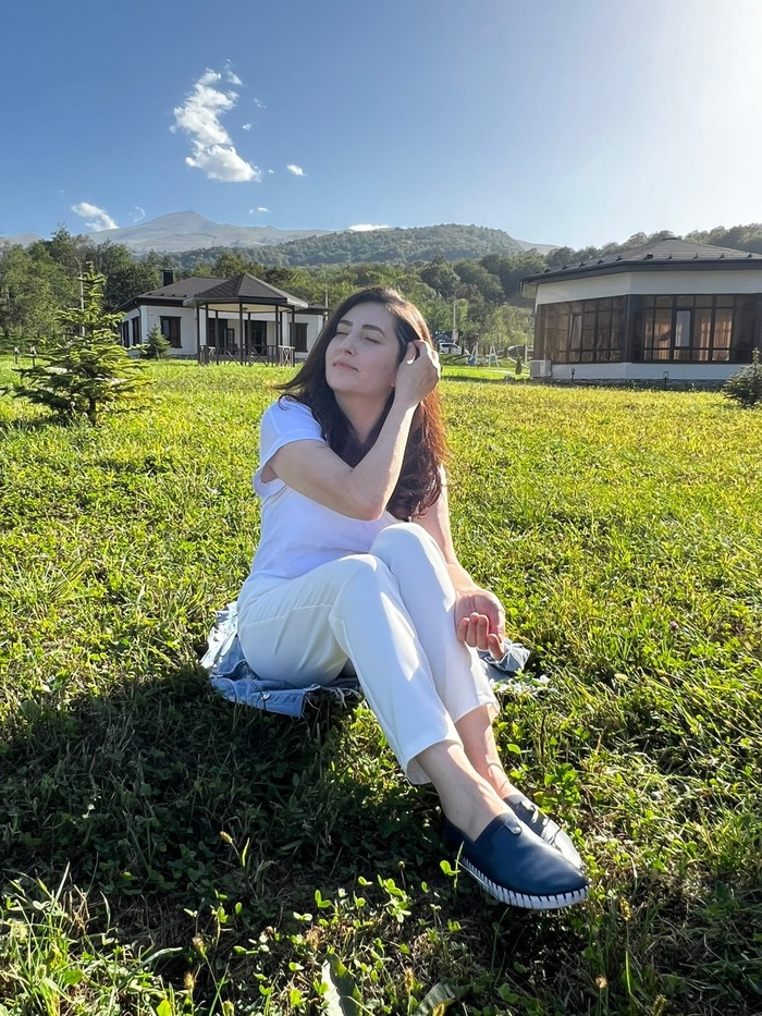 На травке под солнцем