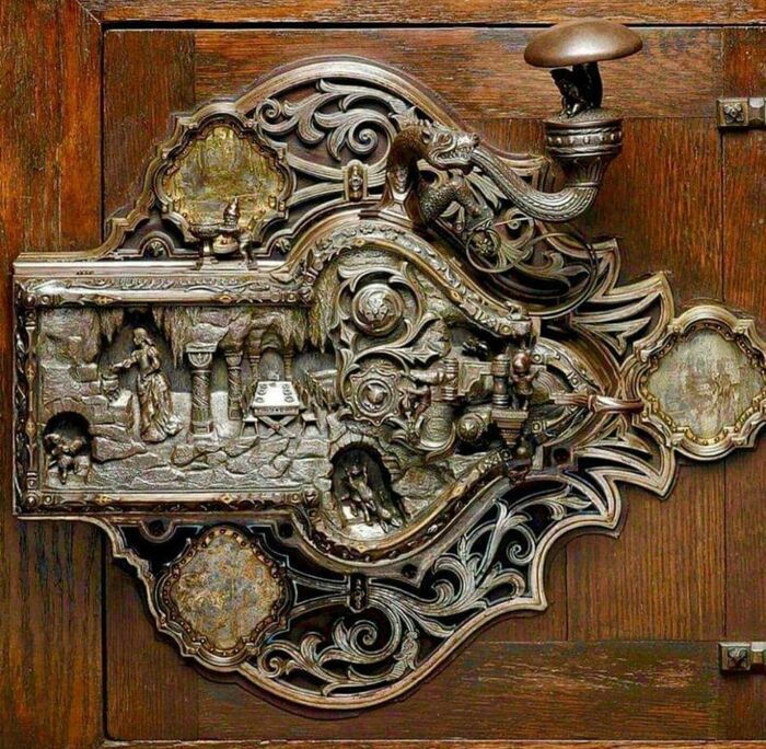 Дверной замок, созданный Фрэнком Коралевски в 1911 году. Покрыт золотом, серебром и бронзой Замок, Покрытие, Антиквариат, Длиннопост