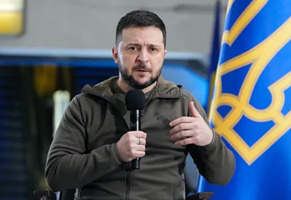 В США припомнили Зеленскому «игру» без штанов на рояле