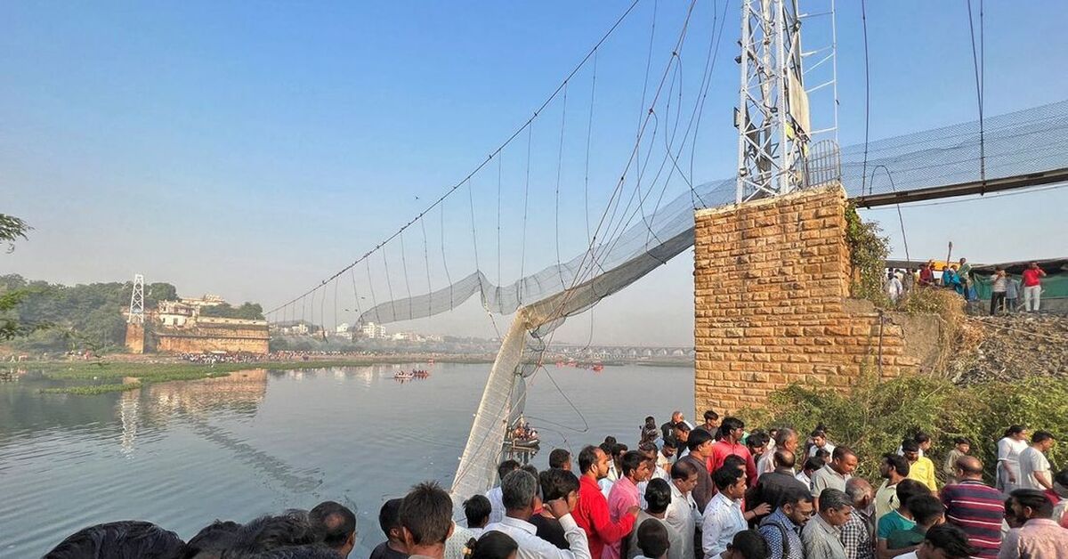Сколько людей погибло на мосту. Штат Гуджарат Индия. Мост Памбан Индия. Гуджарат обрушился пешеходный мост. Пешеходный мост в Индии.