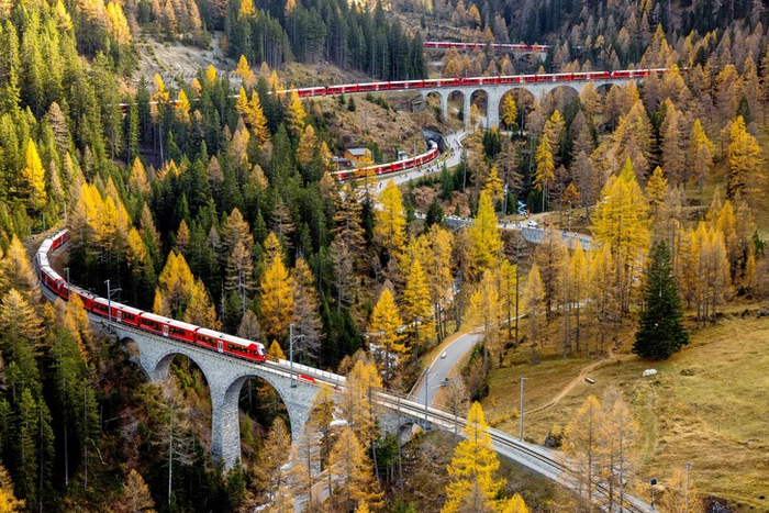 В Швейцарии на маршрут вышел самый длинный в мире пассажирский поезд Пассажирский, Поезд, Железная дорога, Швейцария, Красота, Книга рекордов Гиннесса, Длинное, Удивительное, Фотография, Вокруг света, Объект наследия ЮНЕСКО, Длиннопост, Видео, YouTube