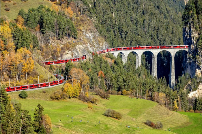 В Швейцарии на маршрут вышел самый длинный в мире пассажирский поезд Пассажирский, Поезд, Железная дорога, Швейцария, Красота, Книга рекордов Гиннесса, Длинное, Удивительное, Фотография, Вокруг света, Объект наследия ЮНЕСКО, Длиннопост, Видео, YouTube