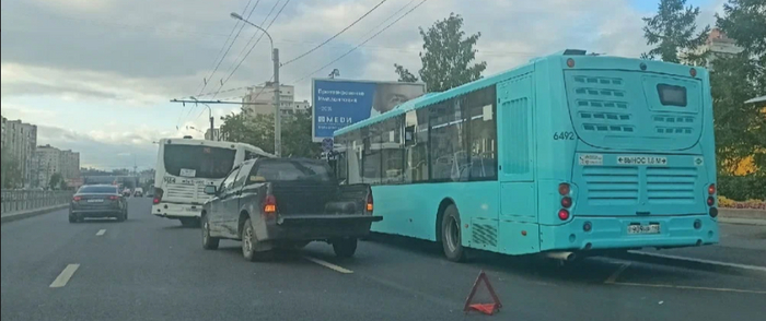 Автобус отъезжает от остановки мужчина в возрасте долго бежит