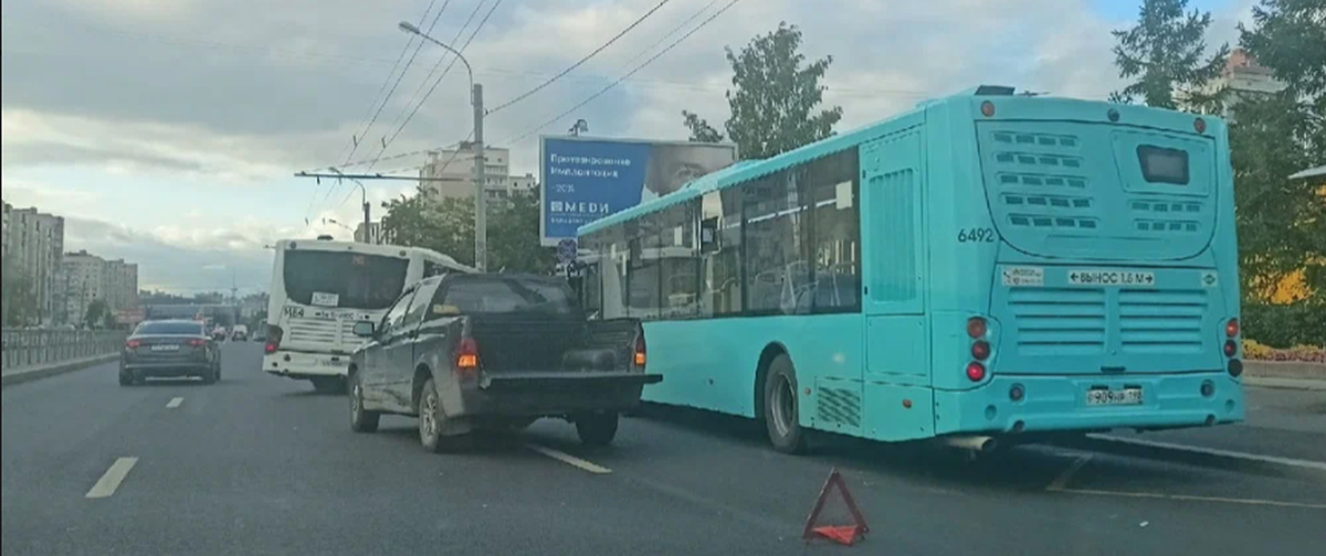 обязаны ли пропускать автобус отъезжающий от остановки