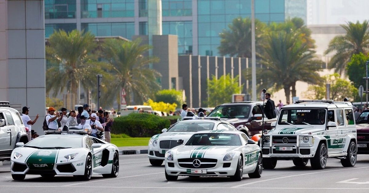 Uae cars. Гелик полиция Дубаи. Полиция Дубая Бугатти. Полиция Дубая Ламборгини. Автопарк полиции Дубая.