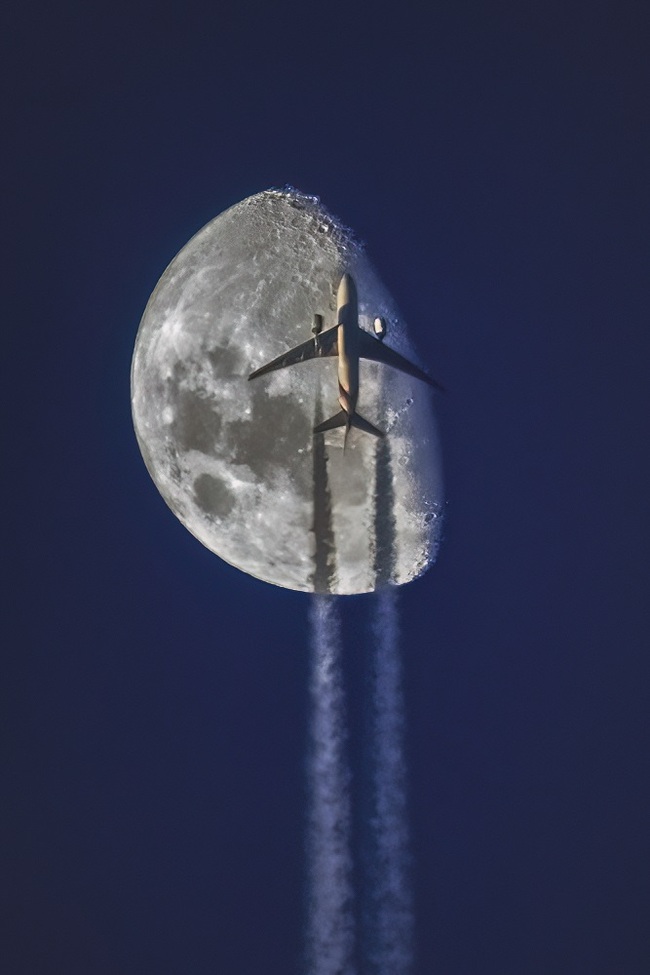 На фоне луны