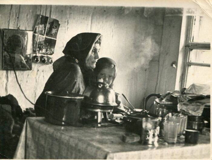 Бабушка с внучкой, переселенцы, 60-е