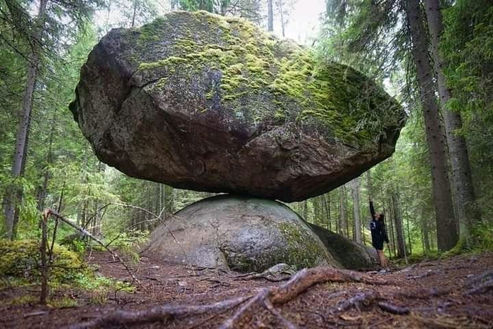 Куммакиви - камень, весом 500 тонн, который 10 тысяч лет балансирует на другом камне Природа, Камень, Финляндия, Фотография, Баланс