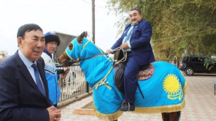 Депутату подарили коня-патриота Казахстан, Новости, Депутаты