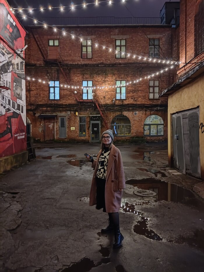 А ну иди быстрее туда встань, пока нет никого!