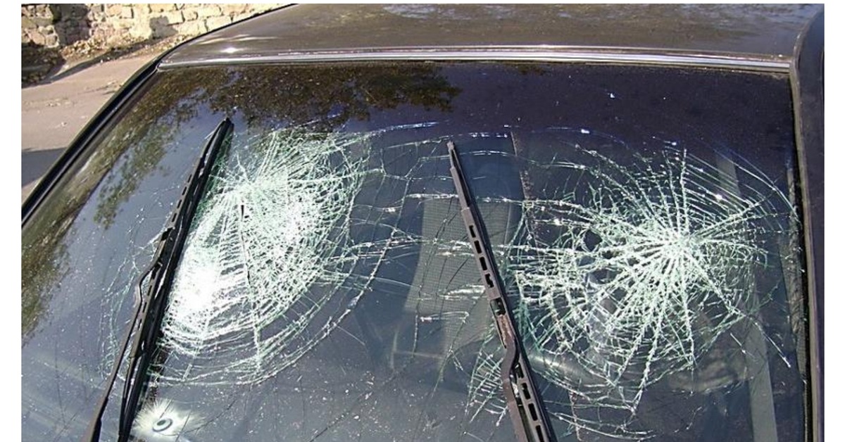 Штраф за трещину на стекле. Разбитое лобовое стекло. Головой разбил лобовое. Разбитое стекло автомобиля. Треснутое лобовое.