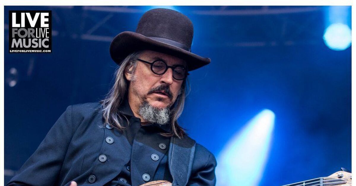 Les claypool s. Лес Клейпул Primus. Лес Клейпул в молодости. Primus вокалист — les Claypool. Лес Клейпул Bass.