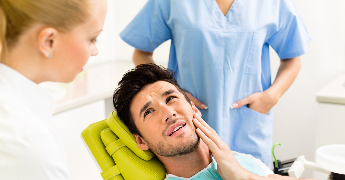 Лечение заболевшего зуба. Стоматология мужчина. Сайт стоматологии. Стоматолог и пациент. Прием у стоматолога.
