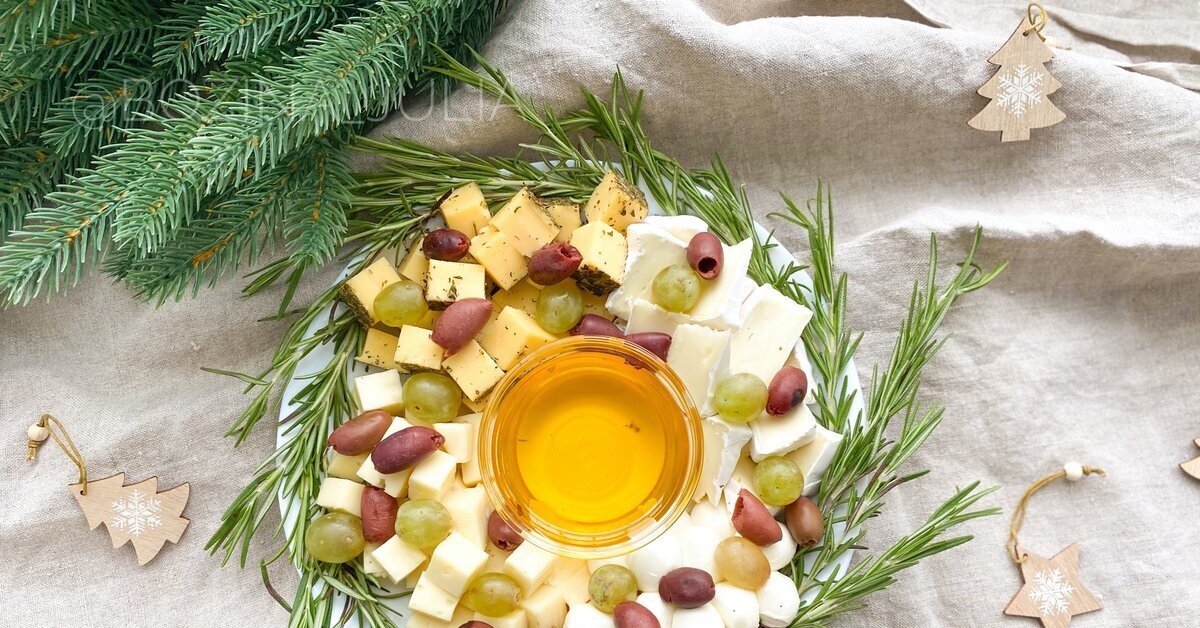 сырная тарелка на новогодний стол. сырная тарелка. новогодняя сырная тарелка. новогодняя сырная тарелка. салат рождественский венок.