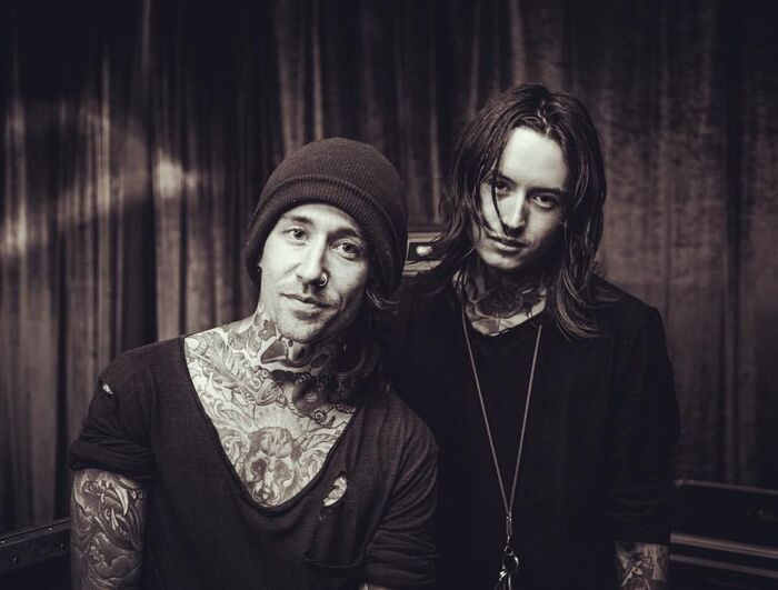 BAD OMENS стремительно поднимаются в чартах с brand new single тяжелой балладкой Dying To Love 2025 года