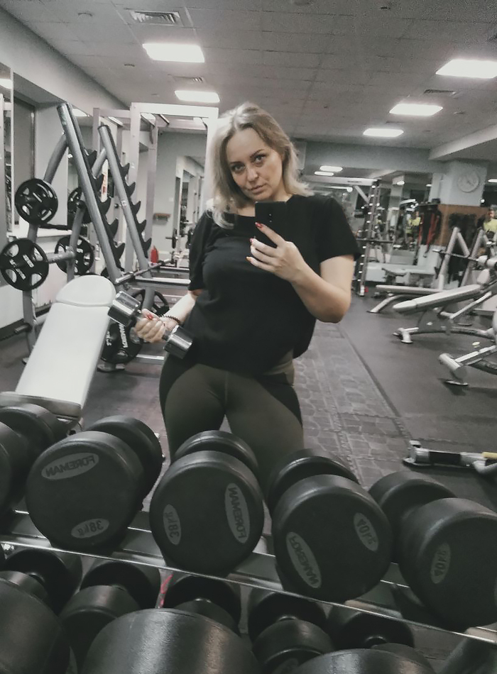 Ругают за утиные губы, но не знают, что это автоматизм. Фоткать себя, когда комплексуешь не просто. Поджимаются, короче. / Это уже минус 15 было примерно. Тогда я пошла в зал.