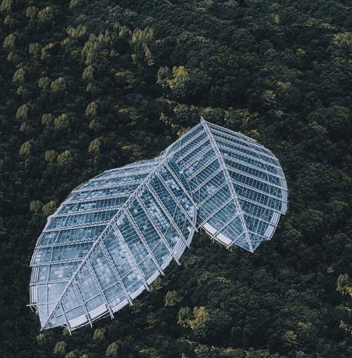 Стеклянное здание