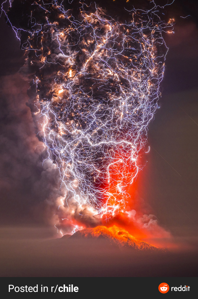 Удар молнии в извергающийся вулкан Вулкан, Извержение, Молния, Удар, Фотография, Reddit, Вулкан Кальбуко, Повтор, Чили, Вулкан Calbuco, 2015