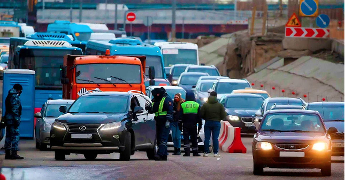 Открыт ли город. Пробки на дорогах Москвы. Затор на дороге. Пробки в Москве сейчас. Очередь из автомобилей.